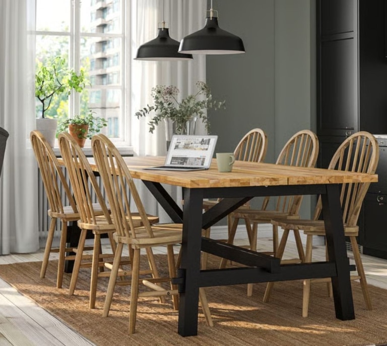 Madera de acacia, diseño clásico y espacio para todos: así es el conjunto SKOGSTA de IKEA para tu comedor