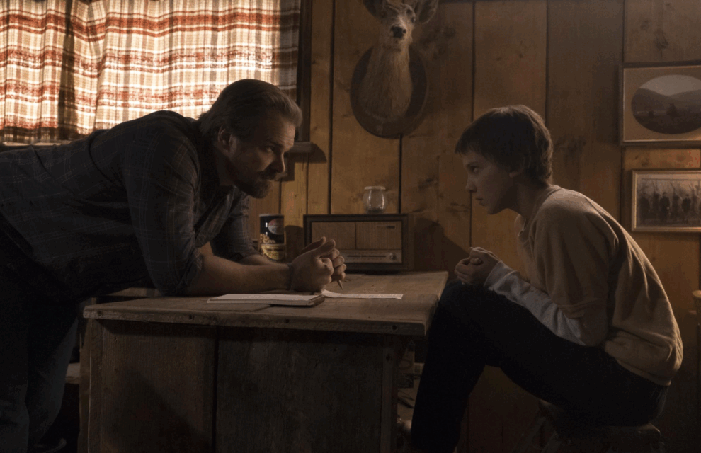 Millie Bobby Brown y David Harbour en 'Stranger Things'