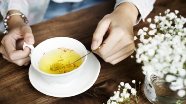 Por qué los expertos recomiendan tomar manzanilla cada día