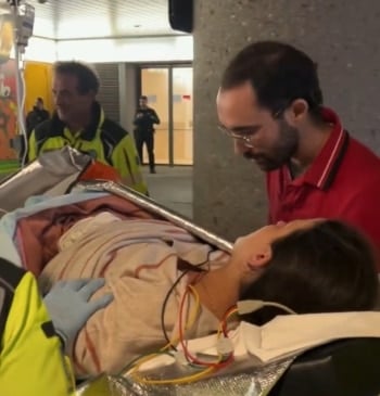 Una mujer da a luz en el portal de su casa en [...]