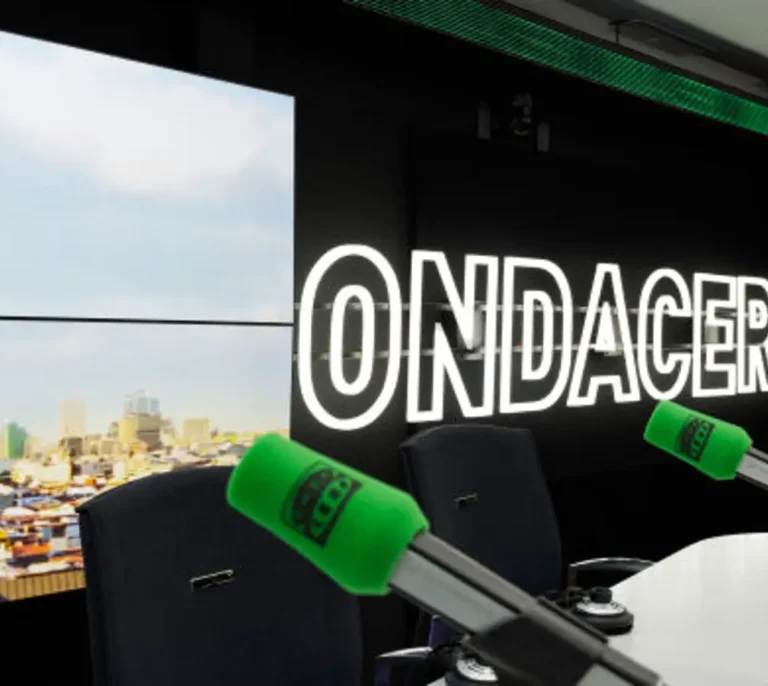 Periodistas de Onda Cero miran hacia atrás en su 35 aniversario: "Antes transmitíamos con equipos de varios kilos; ahora, con un smartphone de 200 gramos"