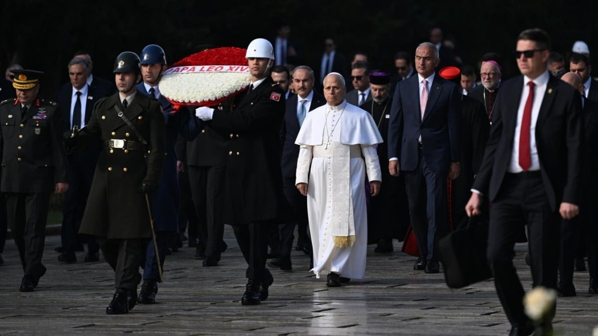 El papa León XIV, este jueves, antes de depositar una corona de flores en el mausoleo de Ataturk en Ankara.