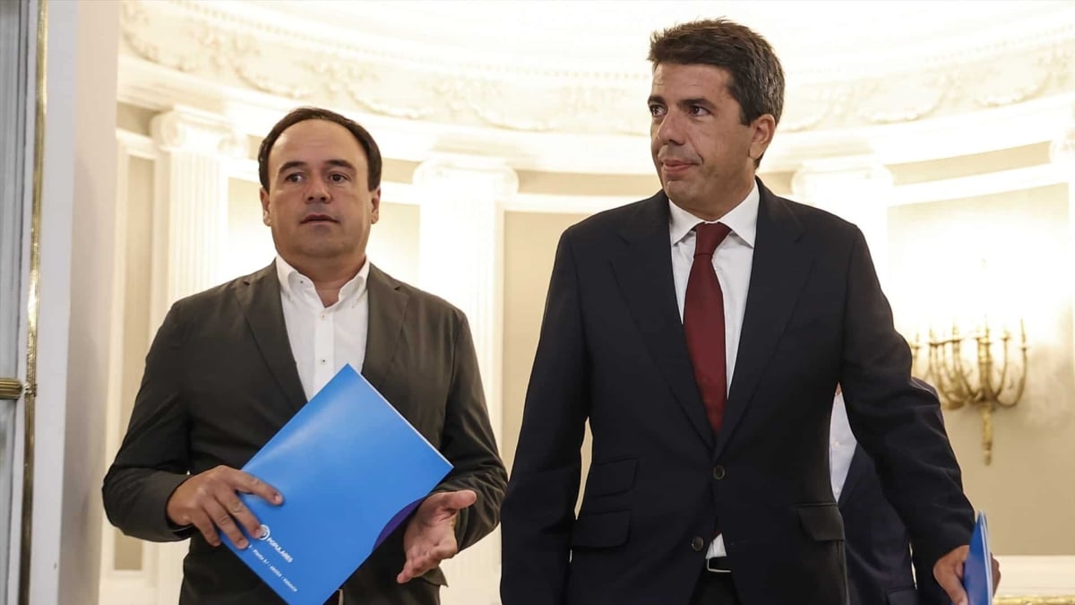Juanfran Pérez Llorca (i), secretario general del PPCV, junto a Carlos Mazón, ya presidente en funciones de la Generalitat valenciana