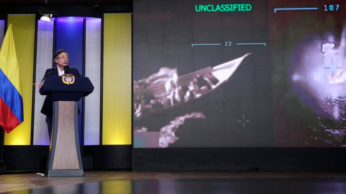 El presidente de Colombia, Gustavo Petro, muestra una de las narcolanchas atacadas por EEUU