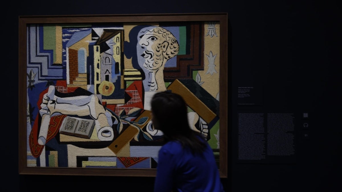 Un visitante contempla el 'Estudio con cabeza de yeso', eje de la nueva exposición del Museo Picasso de Málaga.