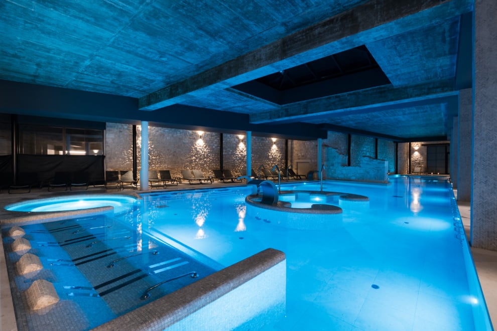 Piscina termal en el hotel Castilla Termal en Brihuega.