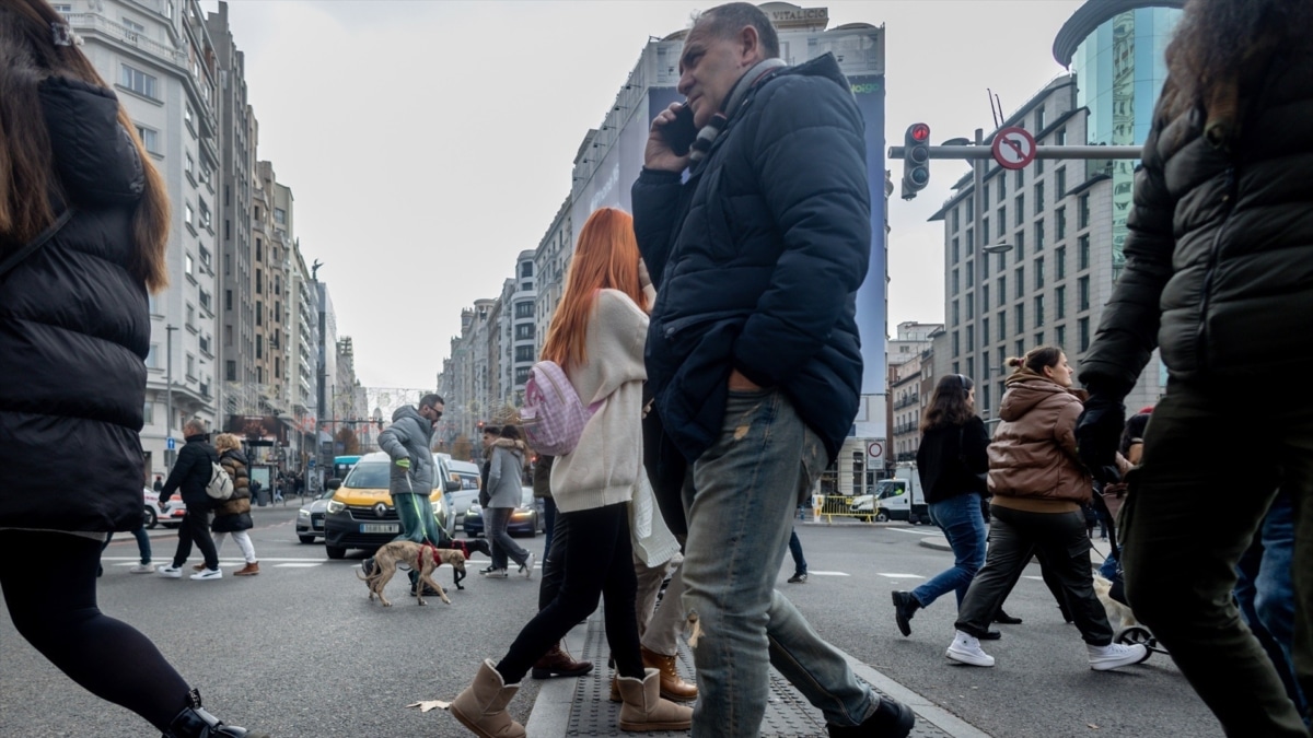 (Foto de ARCHIVO) Varias personas en Gran Vía, a 14 de diciembre de 2024, en Madrid (España). Ricardo Rubio / Europa Press 14 DICIEMBRE 2024;RECURSOS;GRAN VÍA;CALLE;GENTE;PERSONAS;PASEO 14/12/2024
