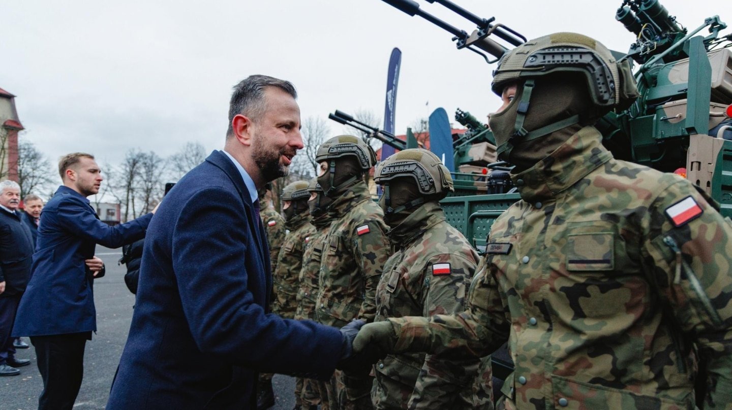 El ministro polaco de Defensa,Wladyslaw Kosiniak-Kamysz (2i) saluda a los soldados durante la entrega de la primera serie de misiles antiaéreos PILICA en Bytom.