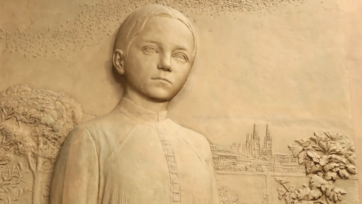 Detalle del relieve de la puerta de la Virgen María de Antonio López para la Catedral de Burgos.