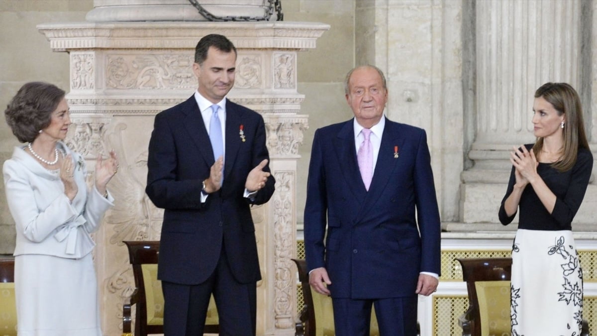 El rey Juan Carlos recibe el aplauso de la reina Sofía, su hijo Felipe y doña Letizia el día de la firma de su abdicación.