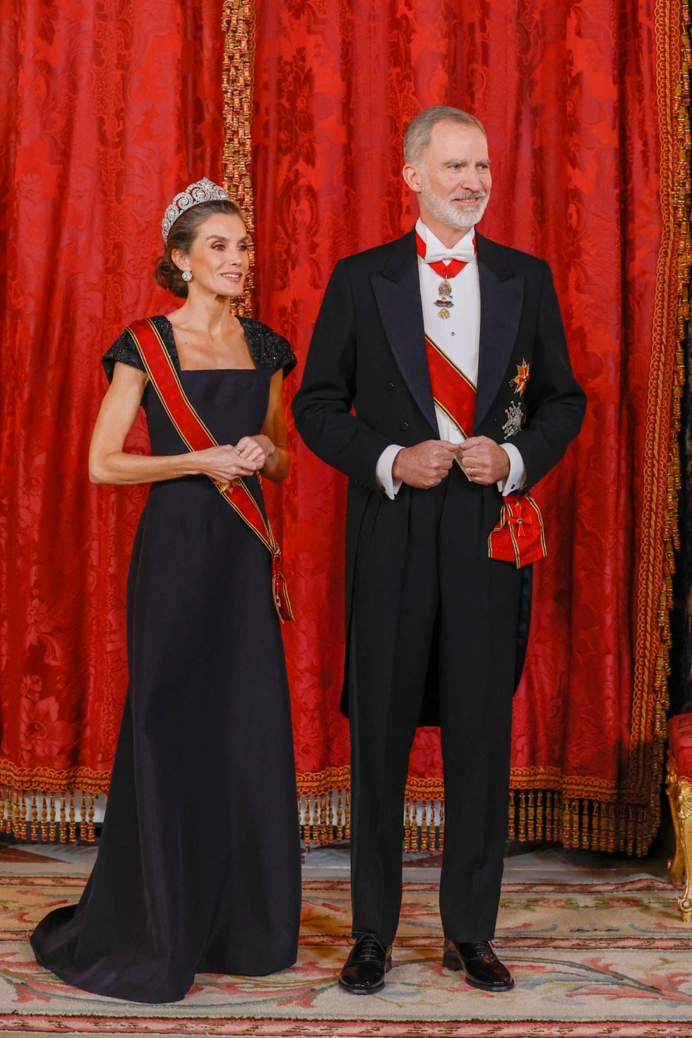 MADRID (ESPAÑA), 26/11/2025.- El rey Felipe VI (d) y la reina Letizia (i) durante la recepción previa a la cena de gala ofrecida al presidente de la República Federal de Alemania Frank-Walter Steinmeier, este miércoles en el Palacio Real de Madrid.