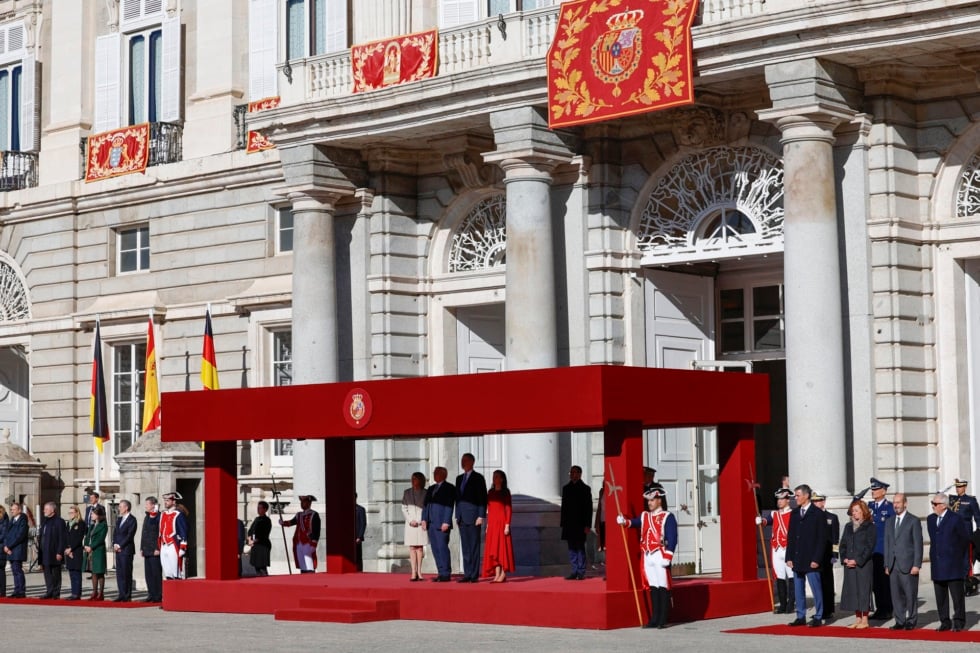MADRID (ESPAÑA), 26/11/2025.- El rey Felipe VI y la reina Letizia junto con el presidente de la República Federal de Alemania, Frank-Walter Steinmeier y la primera dama alemana Elke Büdenbender en el patio del Palacio Real de Madrid este miércoles EFE/ Mariscal