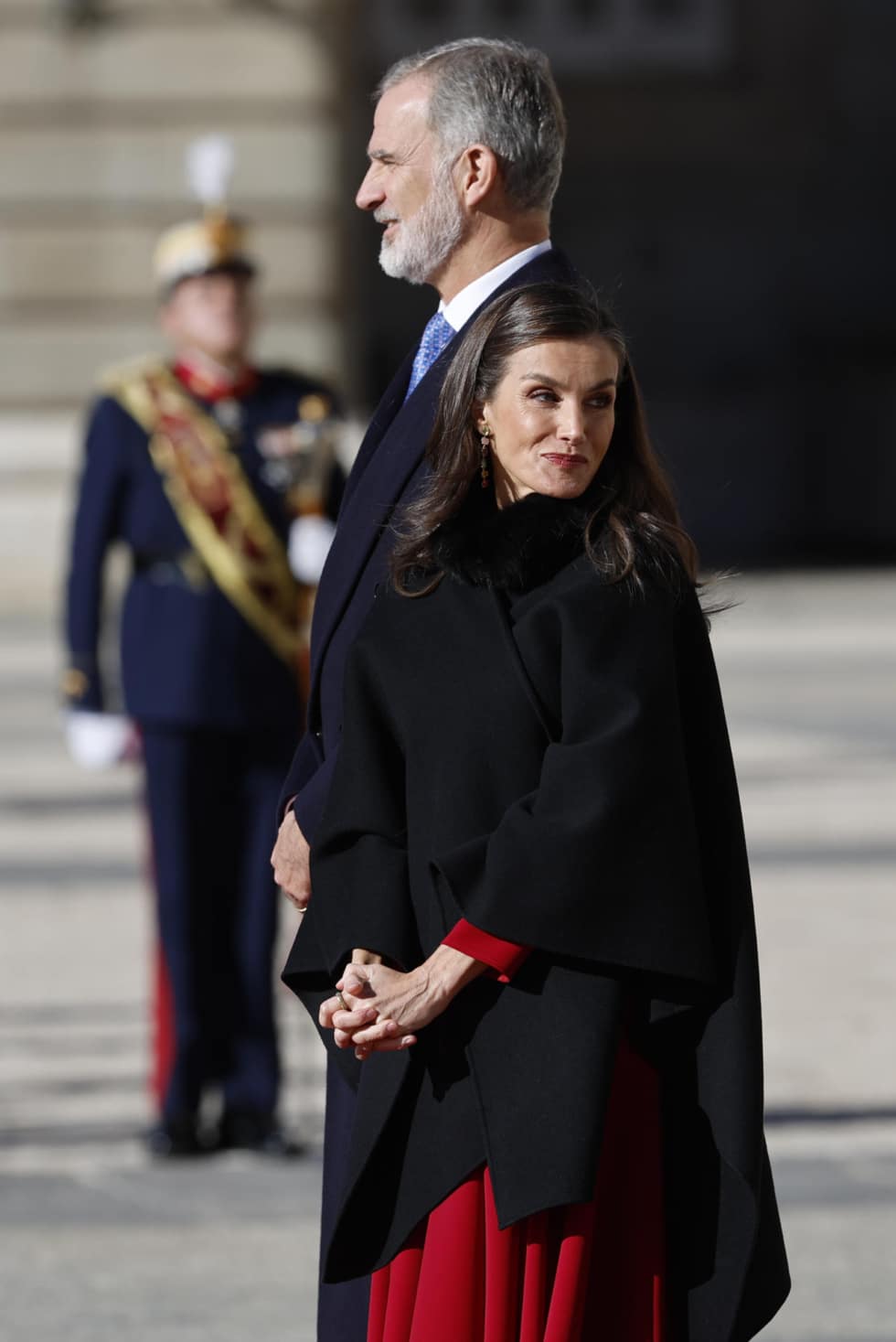 MADRID (ESPAÑA), 26/11/2025.- El rey Felipe VI y la reina Letizia esperan la llegada del presidente de la República Federal de Alemania, Frank-Walter Steinmeier en el patio del Palacio Real de Madrid este miércoles EFE/ Mariscal