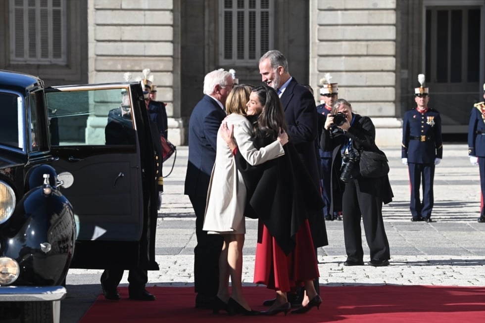 El Presidente de la República Federal de Alemania, Frank-Walter Steinmeier, la primera dama, Elke Büdenbender, el Rey Felipe y la Reina Letizia durante la recepción con honores celebrada en el Palacio Real, a 26 de noviembre de 2025, en Madrid (España). José Oliva / Europa Press REYES;PRESIDENTE;ALEMANIA;VISITA DE ESTADO;PALACIO REAL 26/11/2025