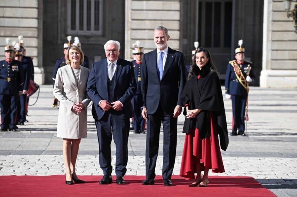 La primera dama, Elke Büdenbender, el Presidente de la República Federal de Alemania, Frank-Walter Steinmeier, el Rey Felipe y la Reina Letizia durante la recepción con honores celebrada en el Palacio Real, a 26 de noviembre de 2025, en Madrid (España). José Oliva / Europa Press REYES;PRESIDENTE;ALEMANIA;VISITA DE ESTADO;PALACIO REAL 26/11/2025