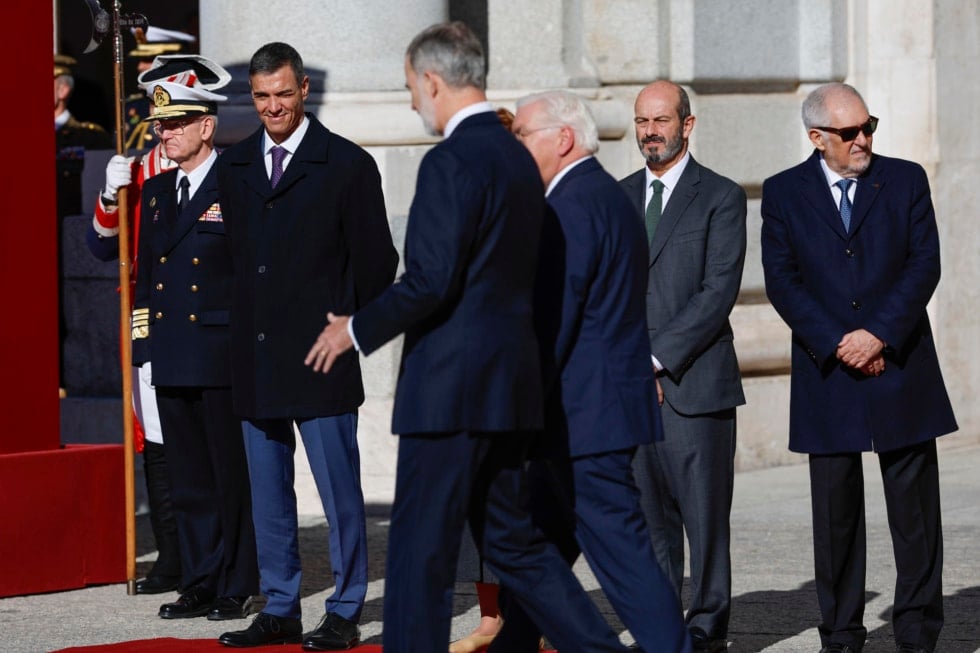 MADRID (ESPAÑA), 26/11/2025.- El rey Felipe VI (c-i) y el presidente de la República Federal de Alemania, Frank-Walter Steinmeier (c-d) tras saludar al presidente del Gobierno, Pedro Sánchez (2i) en el patio del Palacio Real de Madrid este miércoles EFE/ Mariscal