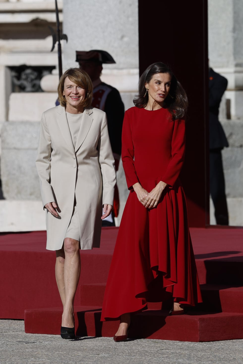 MADRID (ESPAÑA), 26/11/2025.- La reina Letizia (d) conversa con primera dama alemana Elke Büdenbender (i) en el patio del Palacio Real de Madrid este miércoles EFE/ Mariscal