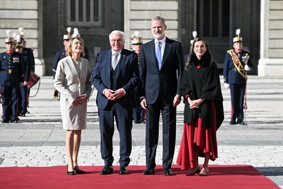 La primera dama, Elke Büdenbender, el Presidente de la República Federal de Alemania, Frank-Walter Steinmeier, el Rey Felipe y la Reina Letizia durante la recepción con honores celebrada en el Palacio Real, a 26 de noviembre de 2025, en Madrid (España).