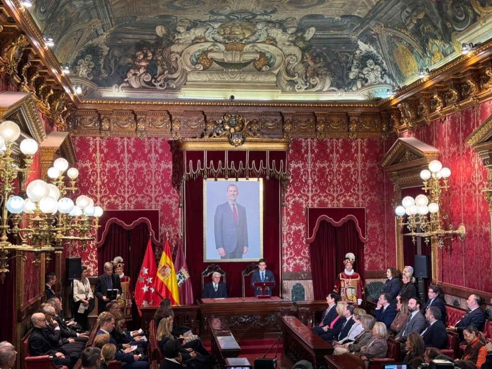 MADRID, 26/11/2025.- El alcalde de Madrid, José Luis Martínez-Almeida, acompañado por la vicealcaldesa, Inma Sanz, y otros miembros del Gobierno municipal y representantes de los grupos políticos, durante la recepción a la delegación del presidente de Alemania, Frank-Walter Steinmeier, de visita de Estado a España, al que hace entrega de la Llave de Oro de la Villa de Madrid. EFE/Nahia Peciña