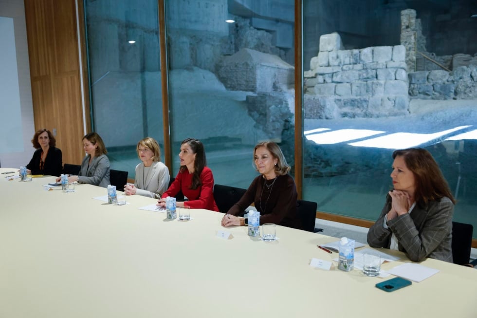 MADRID (ESPAÑA), 26/11/2025.- La reina Letizia (3d) junto con la primera dama alemana Elke Büdenbender (3i) han mantenido este miércoles una reunión de trabajo en la Galería de las Colecciones Reales sobre mujer e igualdad en España, organizado por la Embajada de la República Federal de Alemania. EFE/ Mariscal / POOL