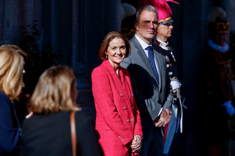 MADRID (ESPAÑA), 26/11/2025.- La portavoz socialista enel Ayuntamiento de Madrid, Reyes Maroto (i) y el de Vox, Javier Ortega-Smith (d) esperan la llegada del presidente de la República Federal de Alemania, Frank-Walter Steinmeier no en la imagen) durante un acto celebrado en el ayuntamiento en el que se le hará entrega de la Llave de Oro de la Villa de Madrid tras firmar en el Libro de Honor. EFE/ Daniel González