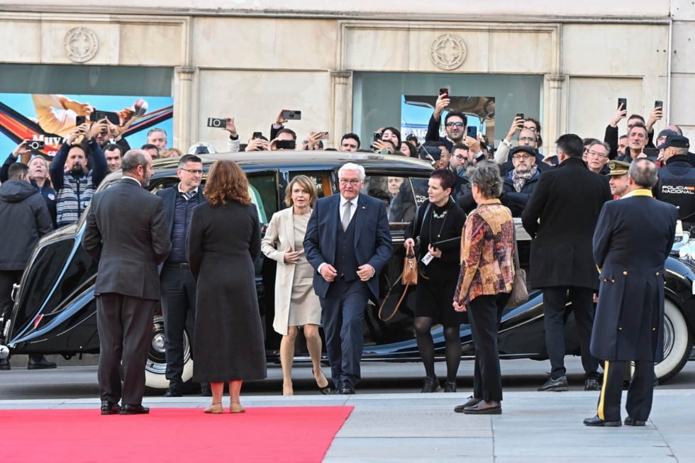 MADRID, 26/11/2025.- El presidente de la República Federal de Alemania, Frank-Walter Steinmeier (c), y su esposa, la primera dama, Elke Büdenbender (c-izda), son recibidos por la presidenta de la Cámara Baja, Francina Armengol (2i), y por el presidente del Senado, Pedro Rollán (i), a su llegada al Congreso este miércoles en el marco de su visita de Estado a España. EFE/Fernando Villar