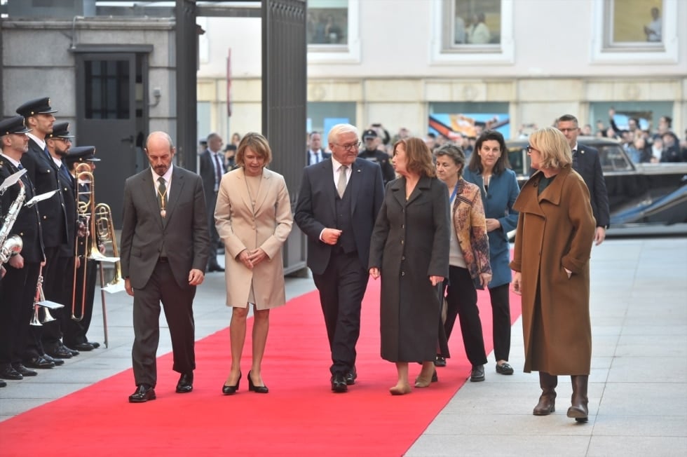 La presidenta del Congreso, Francina Armengol (c-d), y el presidente del Senado, Pedro Rollán (i), reciben al presidente de la República Federal de Alemania, Frank-Walter Steinmeier (c), y a la primera dama de Alemania, Elke Büdenbender (2i), en el Congreso de los Diputados, a 26 de noviembre de 2025, en Madrid (España). El presidente alemán, Frank Walter Steinmeier, inicia este miércoles su primera visita de Estado a España. Gustavo Valiente / Europa Press 26 NOVIEMBRE 2025;ARMENGOL;ROLLÁN;CONGRESO;SENADO;ALEMANIA;PRESIDENTE;ESPAÑA;VIAJE 26/11/2025