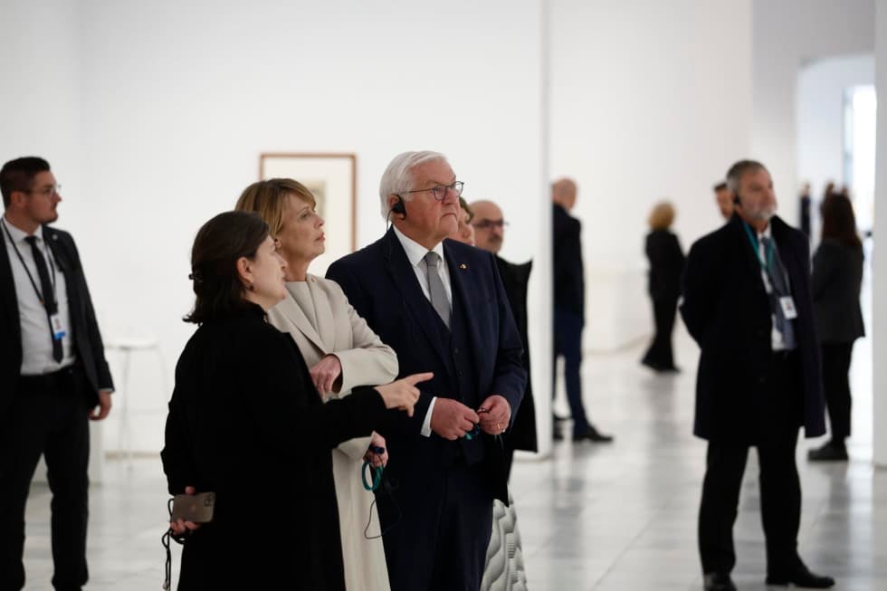 MADRID, 26/11/2025.- El presidente de la República de Alemania, Frank-Walter Steinmeier (c) y su esposa, la primera dama, Elke Büdenbender (3i) atienden explicaciones durante su recorrido por el Museo Reina Sofía, dentro de su visita de Estado, este miércoles en Madrid. EFE/ Rodrigo Jiménez