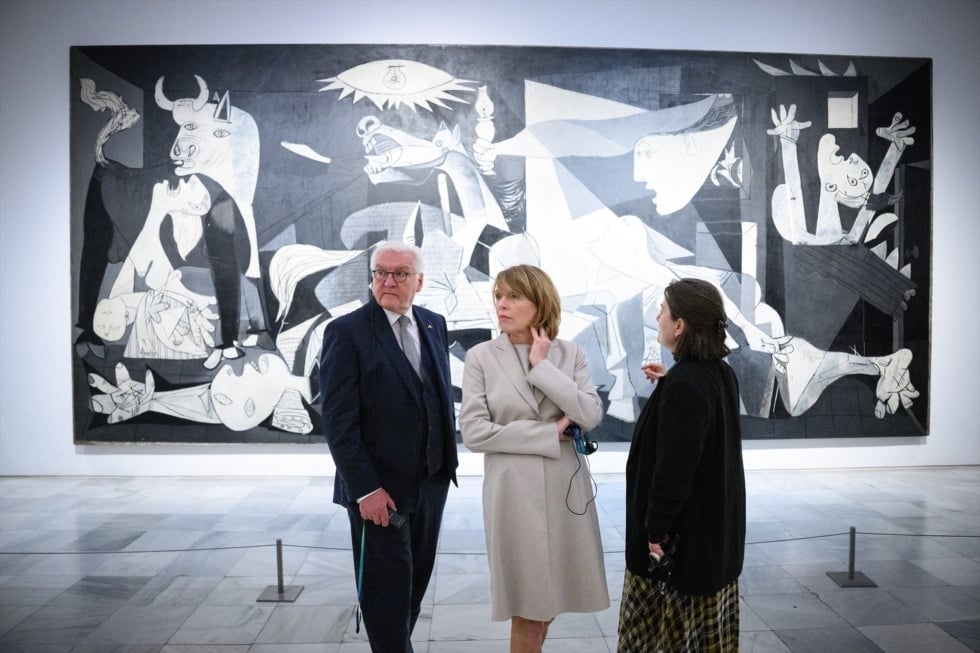 26 November 2025, Spain, Madrid: German President Frank-Walter Steinmeier (L) and his wife Elke Buedenbender (C) visit the National Museum "Centro de Arte Reina Sofia" and view Pablo Picasso's painting "Guernica." Photo: Bernd von Jutrczenka/dpa 26/11/2025 ONLY FOR USE IN SPAIN