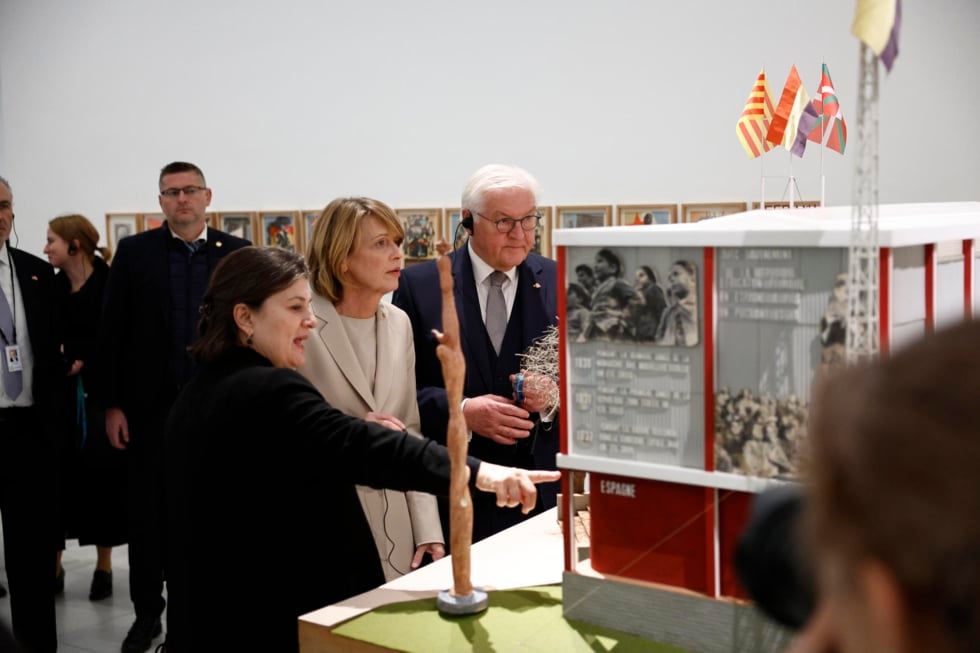 MADRID, 26/11/2025.- El presidente de la República de Alemania, Frank-Walter Steinmeier (d), y su esposa, la primera dama, Elke Büdenbender (2d) durante su recorrido por el Museo Reina Sofía, dentro de su visita de Estado, este miércoles en Madrid. EFE/ Rodrigo Jiménez