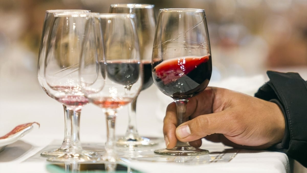 Cata de vino en la bodega subterránea Don Carlos, en Aranda de Duero.