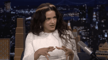 Rosalía va a divertirse con Jimmy Fallon: palmas, clase de canto y 'La perla' en 'The Tonight Show'