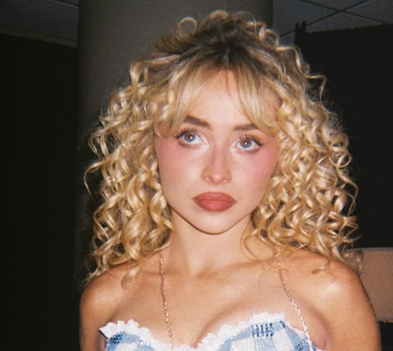 Sabrina Carpenter se 'compra' un musical y se transforma en 'Alicia en el país de las maravillas'