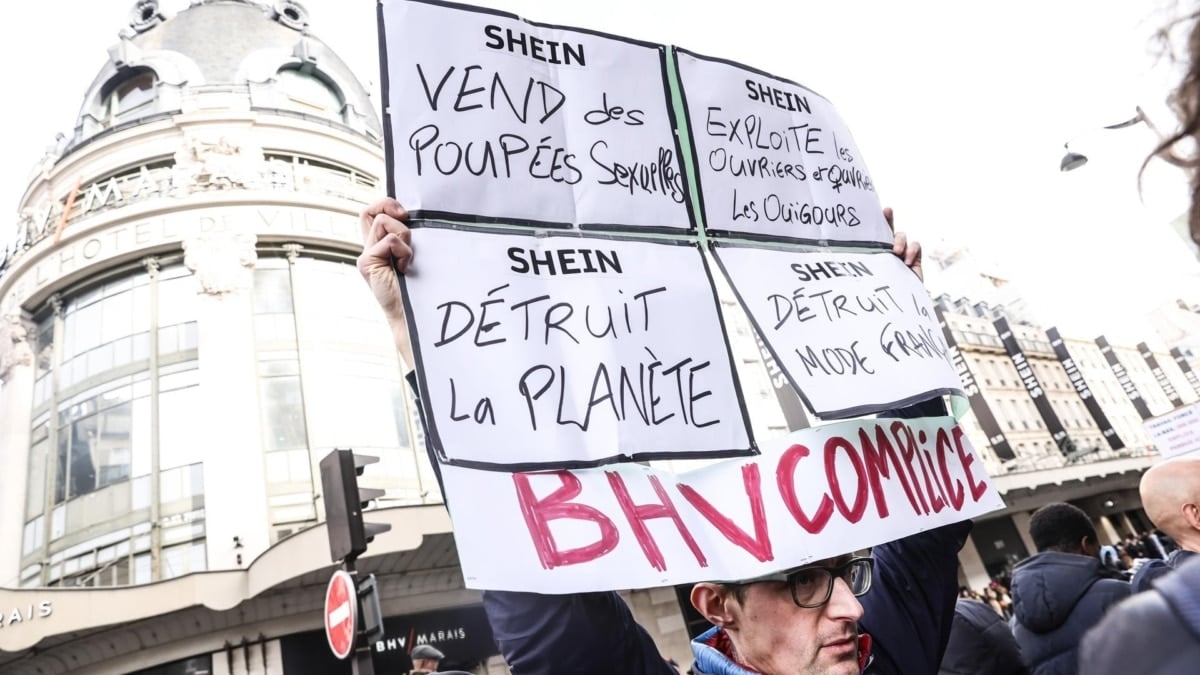 Un manifestante protestan contra Shein este miércoles durante la inauguración de su tienda en París.