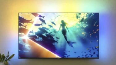 Esta es la smart TV 4K de Philips que transforma tu salón con luz envolvente, sonido de cine y diseño elegante