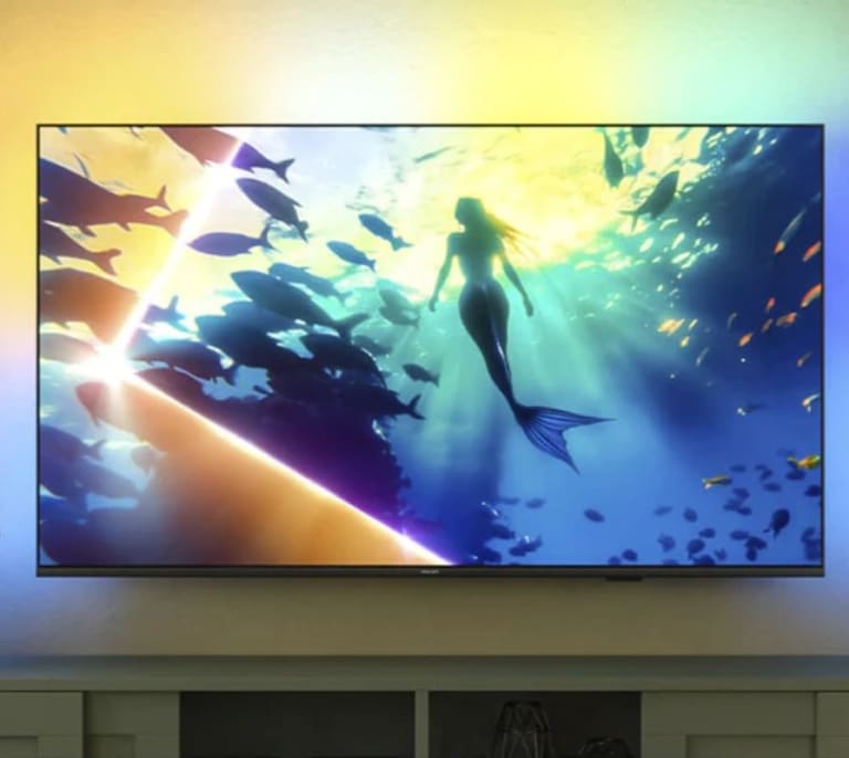 Esta es la smart TV 4K de Philips que transforma tu salón con luz envolvente, sonido de cine y diseño elegante