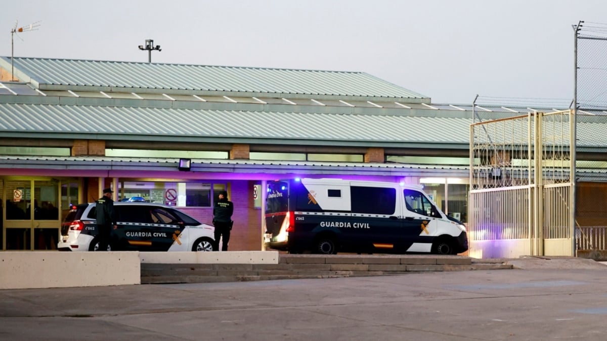 Vista del furgón policial que ha trasladado a José Luis Ábalos y Koldo García para ingresar este jueves en la cárcel de Soto del Real