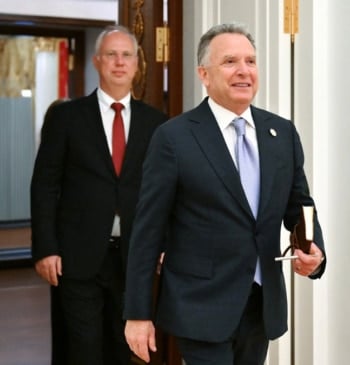 Qué pasa cuando dos hombres de negocios al servicio de Trump y [...]