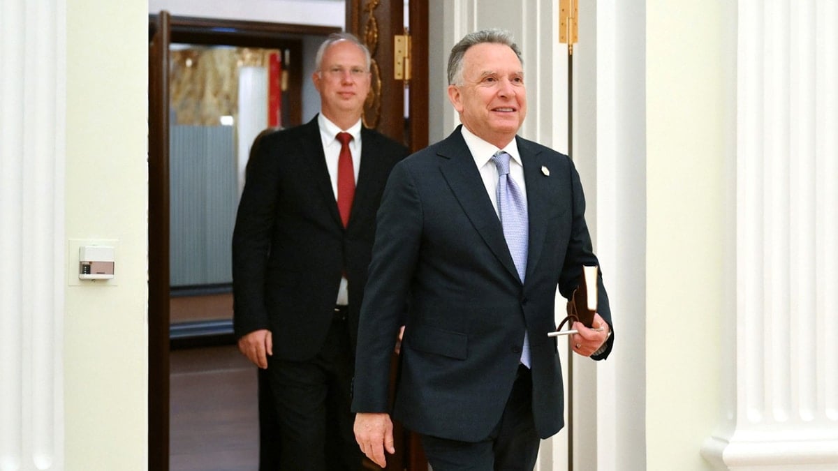 Steve Witkoff, enviado especial de Trump para Ucrania y Oriente Medio, y Kirill Dmtriev, en segundo plano, mediador al servicio del Kremlin