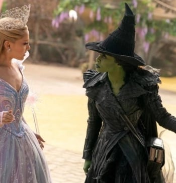 Escena de la película Wicked: parte 2 en la que salen Ariana Grande y Cinthya Erivo