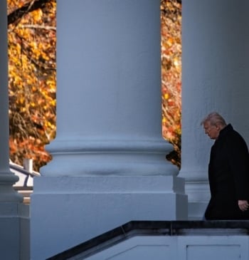 Trump pasó "horas en casa de Epstein" con una víctima de tráfico [...]