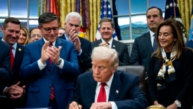 Donald Trump firma la ley que pone fin a 43 días de cierre del gobierno