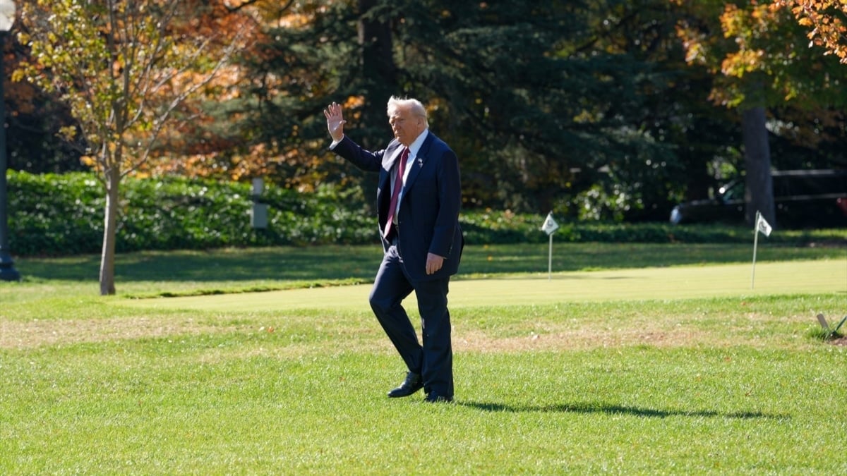 Donald Trump este miércoles en la Casa Blanca a punto de subir al helicóptero presidencial Marine One.