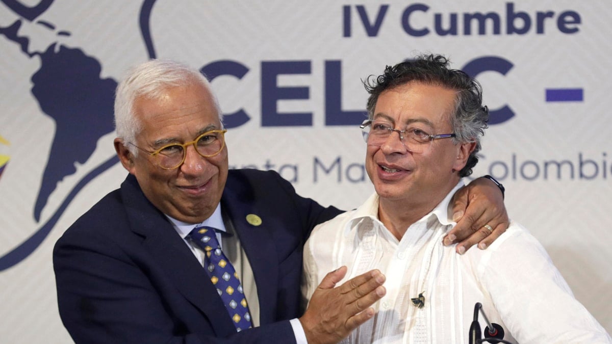 El presidente del Consejo Europeo, António Costa (i), saluda al presidente de Colombia, Gustavo Petro, en la cumbre UE-CELAC