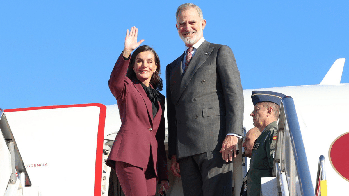 La reina Letizia y el rey Felipe saludan este jueves en el Aeropuerto Internacional de Pekín antes de volar a España.