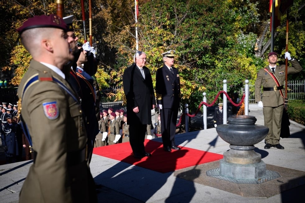 27 November 2025, Spain, Madrid: German President Frank-Walter Steinmeier lays a wreath at the grave of the Unknown Soldier in Madrid. Photo: Bernd von Jutrczenka/dpa 27/11/2025 ONLY FOR USE IN SPAIN