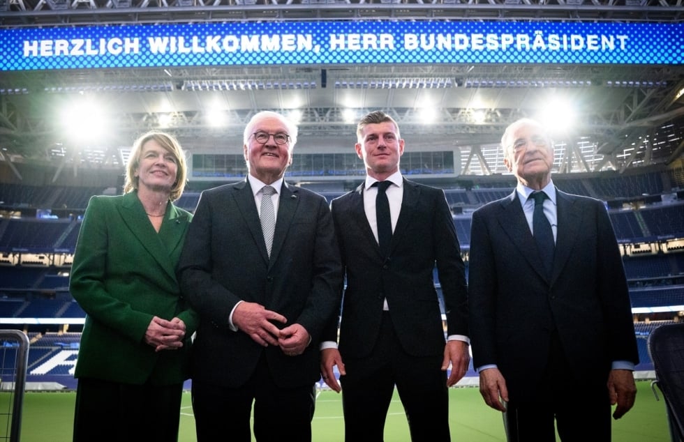 27 November 2025, Spain, Madrid: German President Frank-Walter Steinmeier and his wife Elke Büdenbender stand with former German international footballer Toni Kroos and Florentino Perez Rodriguez, President of Real Madrid CF, during a visit to Real Madrid at the Bernabeu Stadium. Photo: Bernd von Jutrczenka/dpa 27/11/2025 ONLY FOR USE IN SPAIN