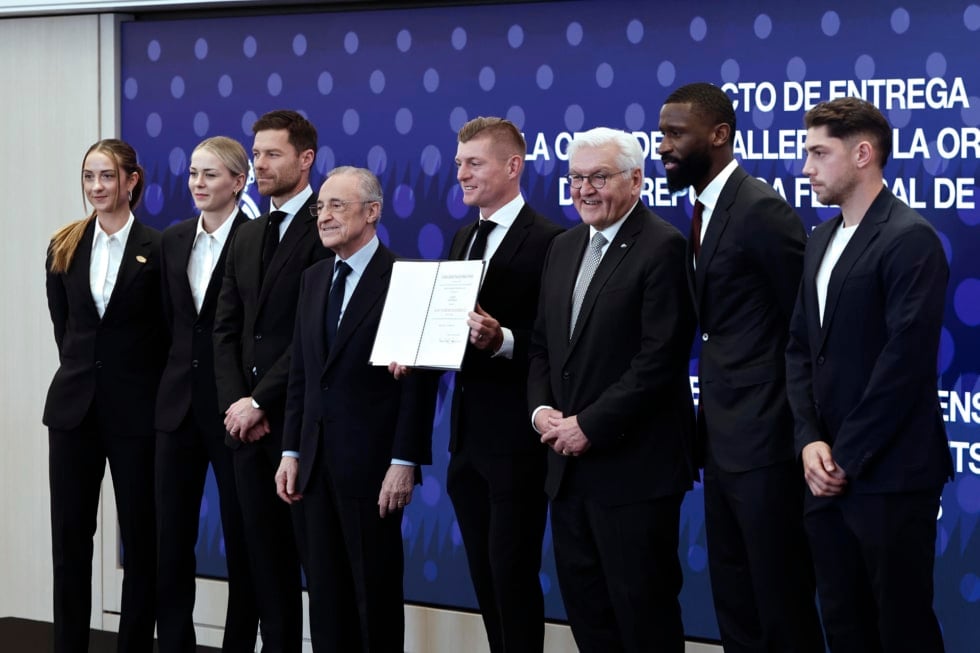 MADRID, 27/11/2025.- El exfutbolsita Toni Kroos(c), recibe la Cruz de Caballero de la Orden del Mérito de la República Federal de Alemania de manos del presidente de Alemania, Frank-Walter Steinmeier (3i), junto al presidente del Real Madrid, Florentino Pérez (4i); el entrenador, Xabi Alonso (3i); los jugadores Antonio Rüdiger (2d) y Fede Valverde (d), y las jugadoras Merle Frohms (2i) y Sara Däbritz (i), este jueves en el Palco de Honor del Bernabéu, en Madrid. EFE/ Sergio Pérez