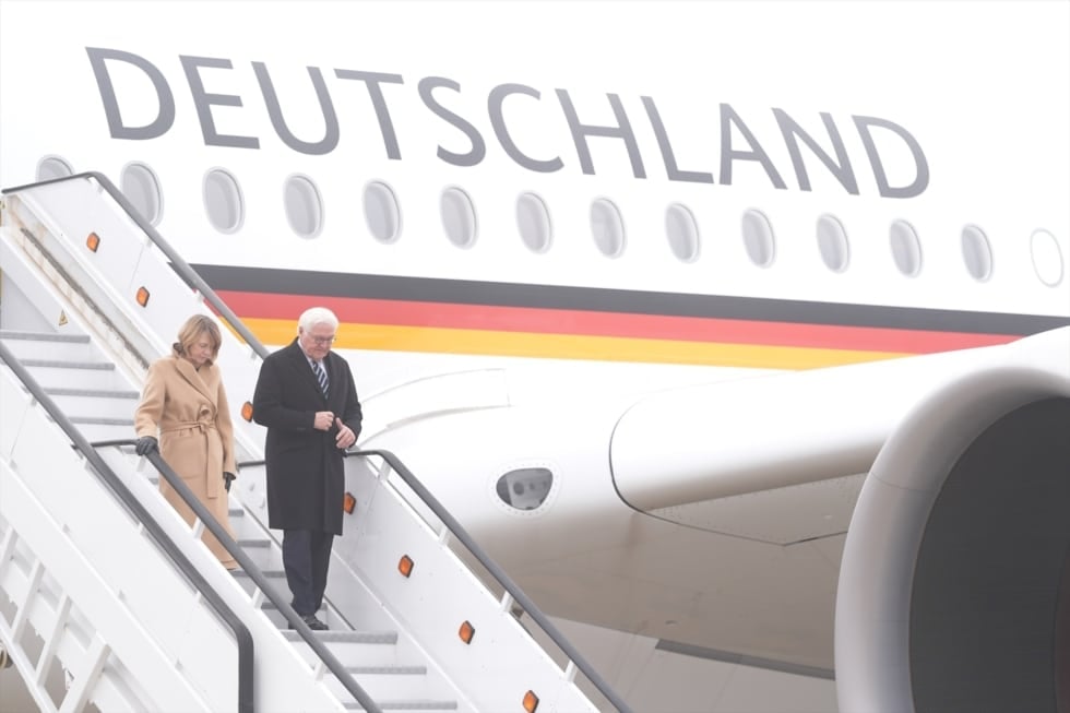 El presidente de la República Federal de Alemania, Frank-Walter Steinmeier (d), y a la primera dama de Alemania, Elke Büdenbender (i), descienden del avión a su llegada al aeropuerto de Foronda, a 28 de noviembre de 2025, en Vitoria-Gasteiz, Álava, País Vasco (España). Durante su visita, Steinmeier se reunirá con el Lehendakari y visitará Gernika donde oficializará la petición de perdón de Alemania 88 años después del bombardeo nazi Iñaki Berasaluce / Europa Press 28 NOVIEMBRE 2025;VISITA DEL PRESIDENTE ALEMÁN 28/11/2025