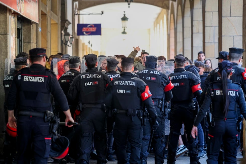 GERNIKA (BIZKAIA), 28/11/2025.- La Ertzaintza desaloja una concentración para protestar por la visita de Felipe VI a Gernika, este viernes. EFE/ Luis Tejido
